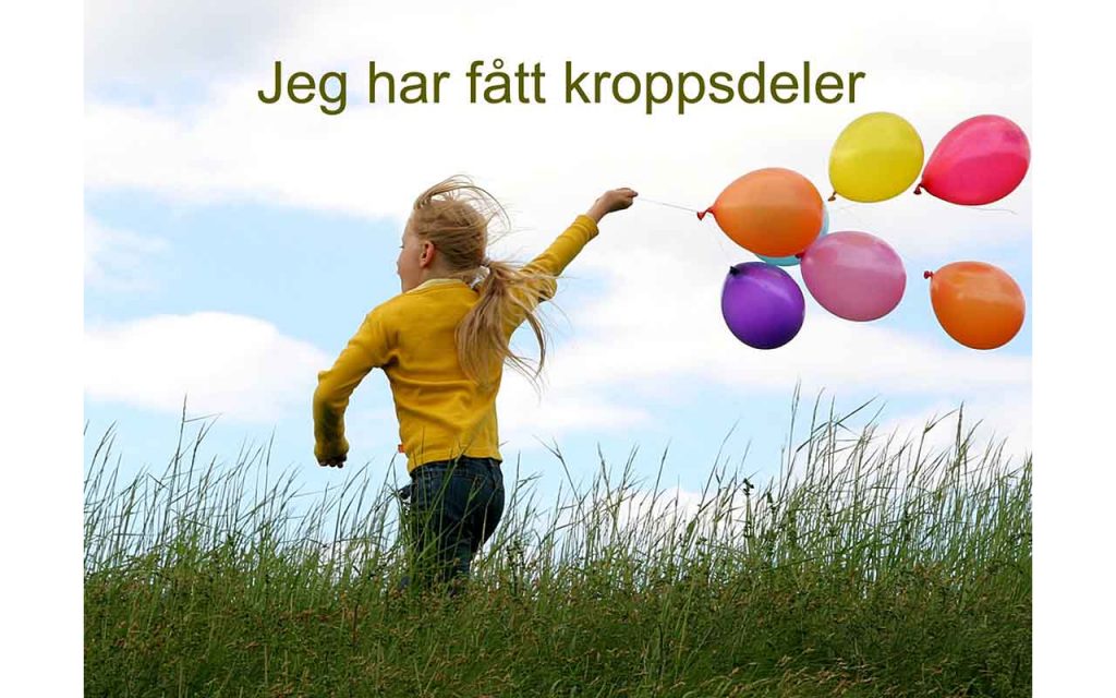 I jente løper i enga med fire ballonger i ei snor etter seg. Foto.