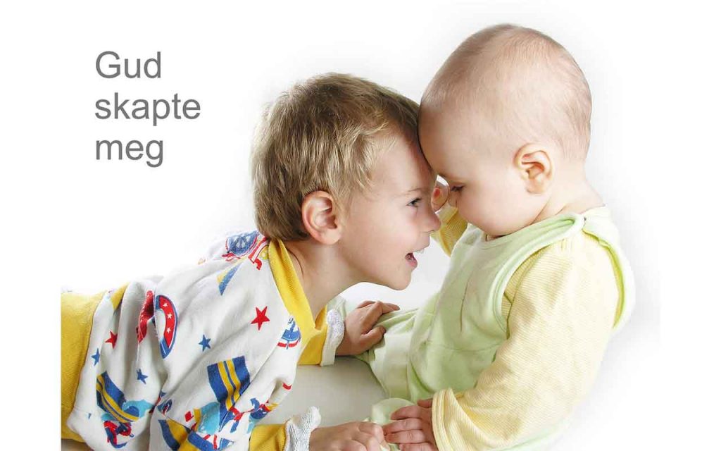 En gutt ligger på magen og har panna mot panna til babybroren sin mens han snakker.