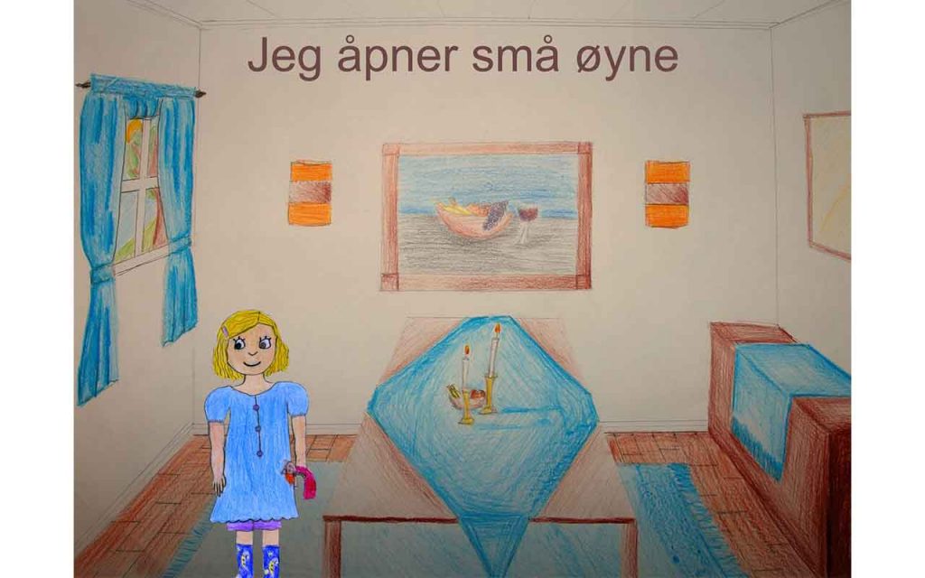 Ei jente med gult hår og blå kjole står i stua. Barnetegning.