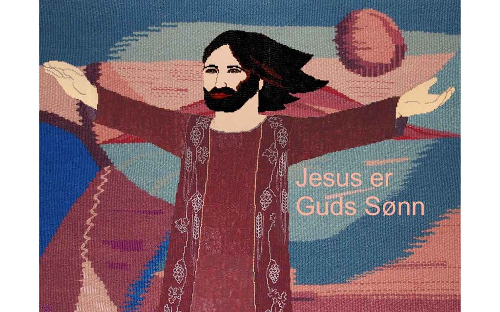 Jesus står med armene utstrakt. Han ser mektig ut. Tekstil.
